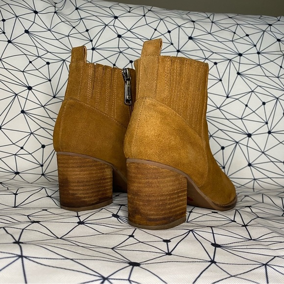 Blondo Reese taupe suede ankle booties size 6.5 - Picture 4 of 9